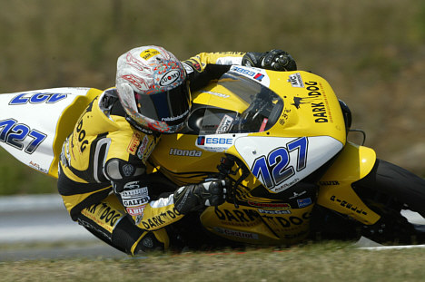 Normalt boltrer Danmarks bedste road racing kører, Robbin Harms, sig på sin 150 hestes Supersport maskine i kamp om Verdensmesterskabet. I dagene 11-13. december kører han for første gang i 10 år i Danmark som deltager i FIM Ride Green Eco Enduro.